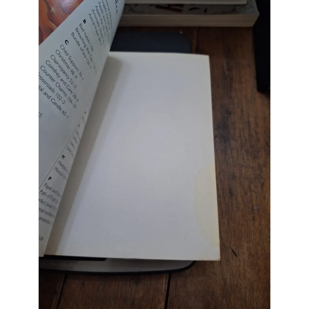 Spells & Charms Nicola de Pulford‎ 52 Charms and Spells Paperback Book 1999